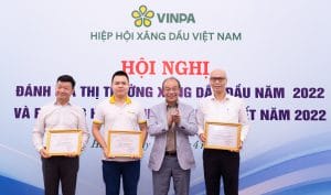 Đại diện Giám đốc Nguyễn Tiến Minh nhận quyết định chính thức trở thành thành viên của Hiệp hội xăng dầu Việt Nam