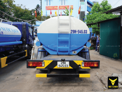 Khu vực thang leo lên trên nắp bồn của xe chở nước sạch 7 khối HYUNDAI MIGHTY EX8