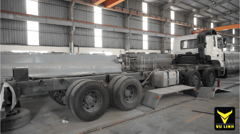 Xe xăng dầu được tháo dỡ phục vụ hoạt động sơn xe