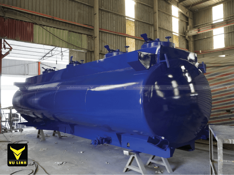 Phần xi téc của xe chở xăng dầu được sơn 