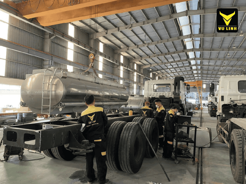 Kỹ sư tại nhà máy Vũ Linh thực hiện quá trình lắp lại xi téc lên xe cơ sở 