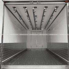 Giá treo thịt lợn trên thùng xe tải đông lạnh