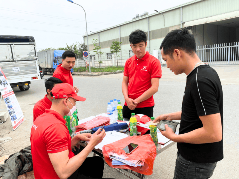 Khách hàng làm thủ tục trước khi lái thử