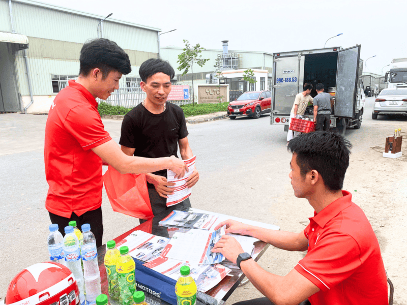 Khách hàng làm thủ tục trước khi lái thử