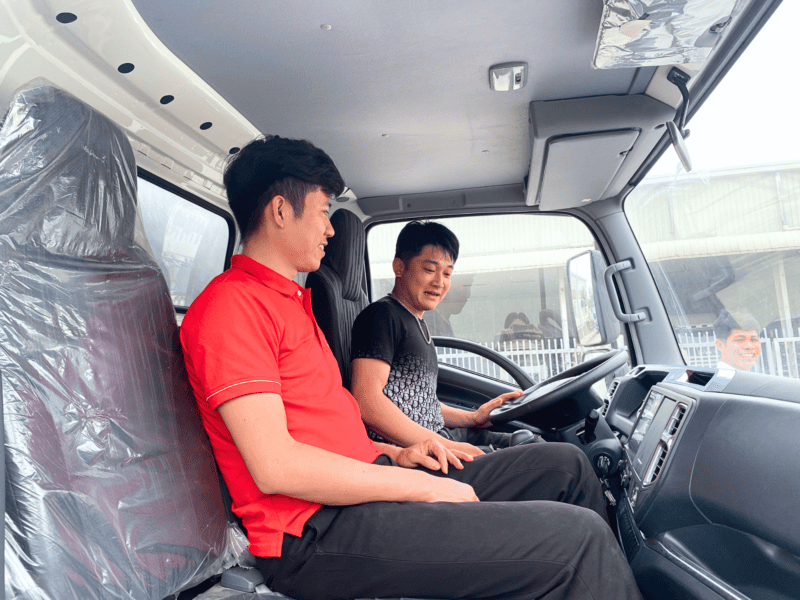 Khách hàng trải nghiệm lái tử xe tải VM