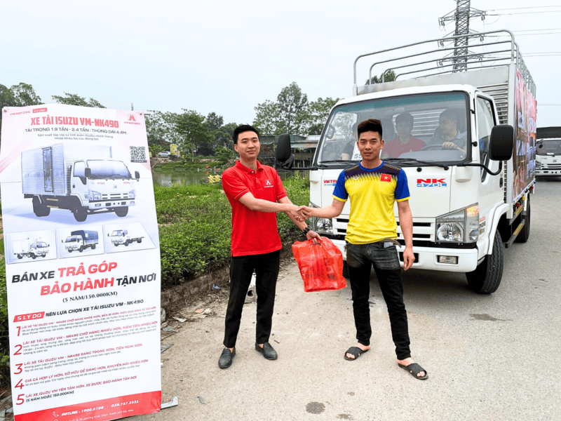 Khách hàng nhận quà lưu niệm sau khi lái thử xe