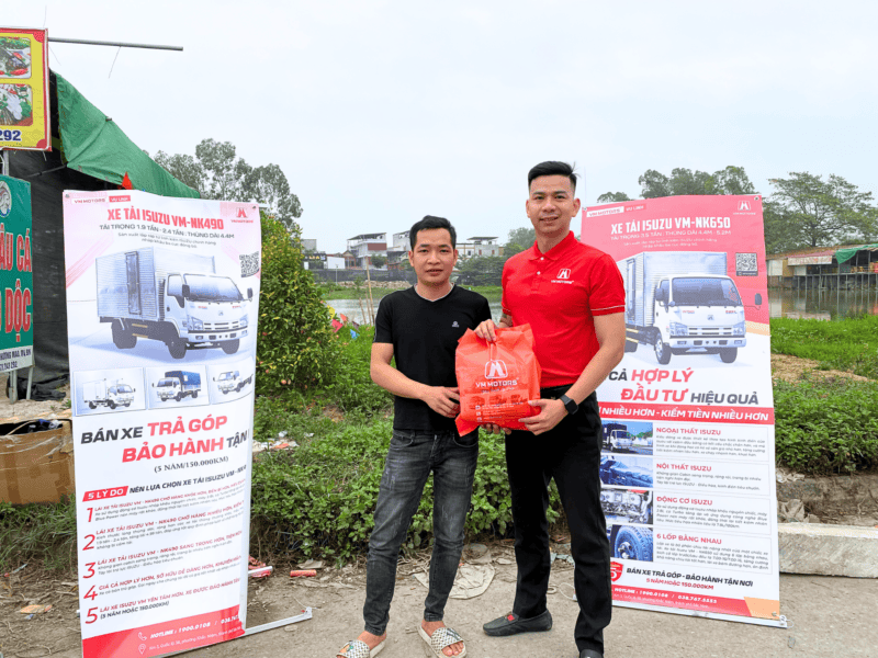 Khách hàng nhận quà lưu niệm sau khi lái thử xe