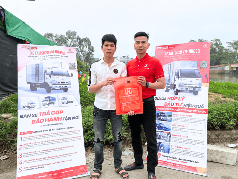 Khách hàng nhận quà lưu niệm sau khi lái thử xe