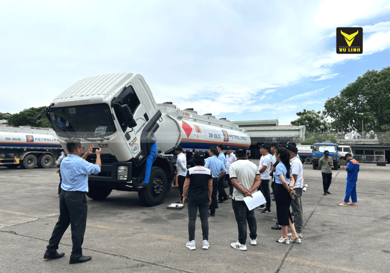 Các tài xế của Petrolimex thực hành bảo dưỡng xe xi téc định kỳ 