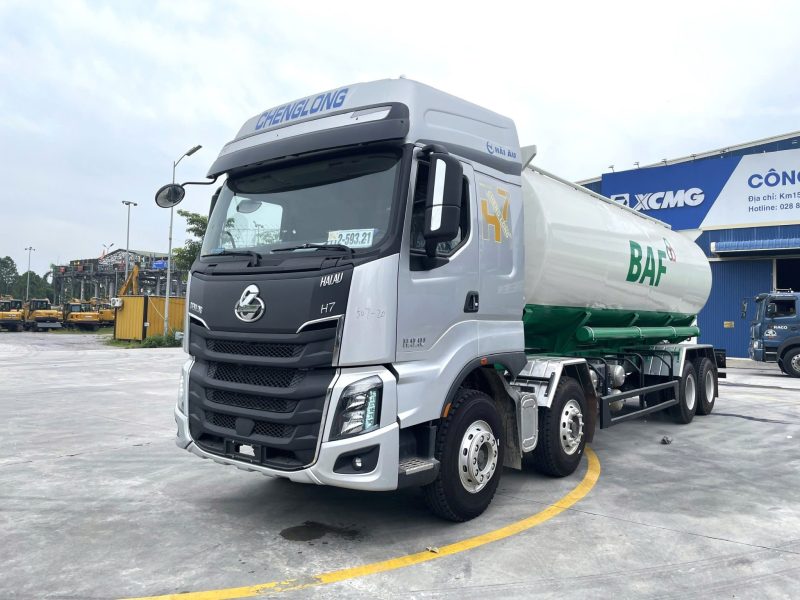 xe chở cám thổi khí Chenglong 8x4