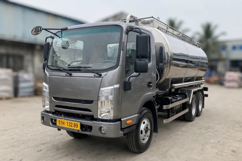Xe bồn chở hóa chất đỗ tại nhà máy